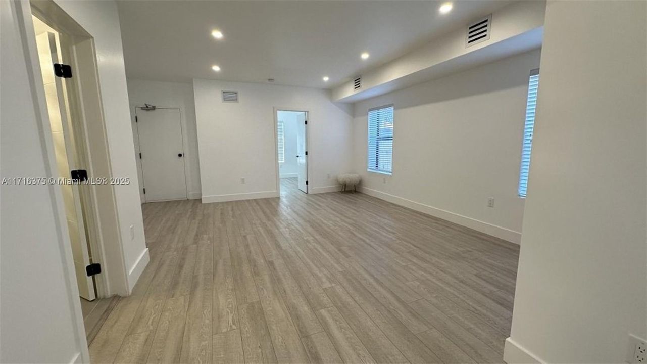 For Rent: $2,995 (2 beds, 1 baths, 1158 Square Feet)