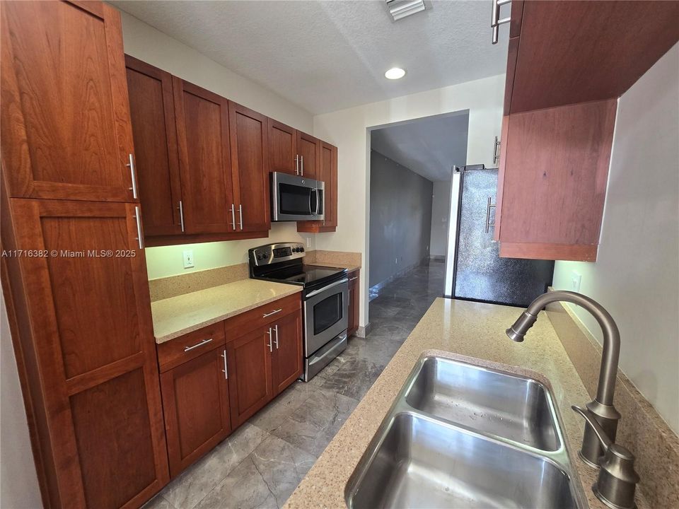 For Sale: $279,000 (1 beds, 1 baths, 762 Square Feet)