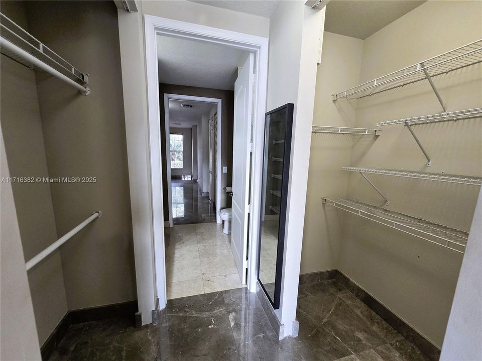 For Sale: $279,000 (1 beds, 1 baths, 762 Square Feet)