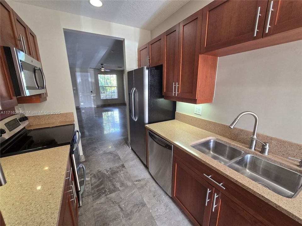 For Sale: $279,000 (1 beds, 1 baths, 762 Square Feet)