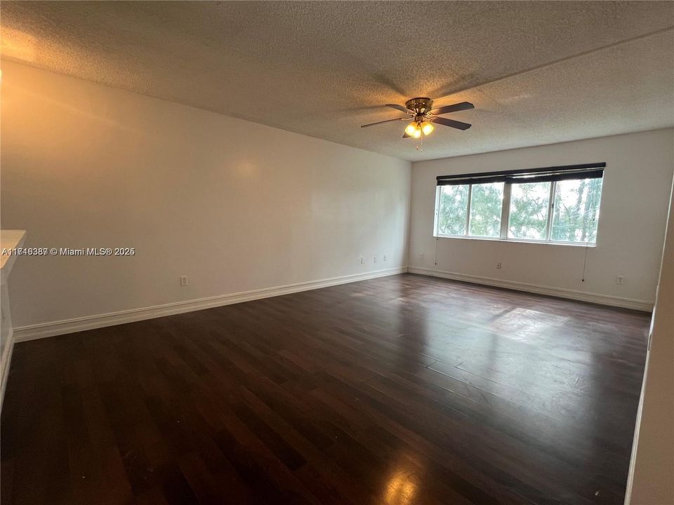 For Rent: $1,900 (2 beds, 2 baths, 1075 Square Feet)