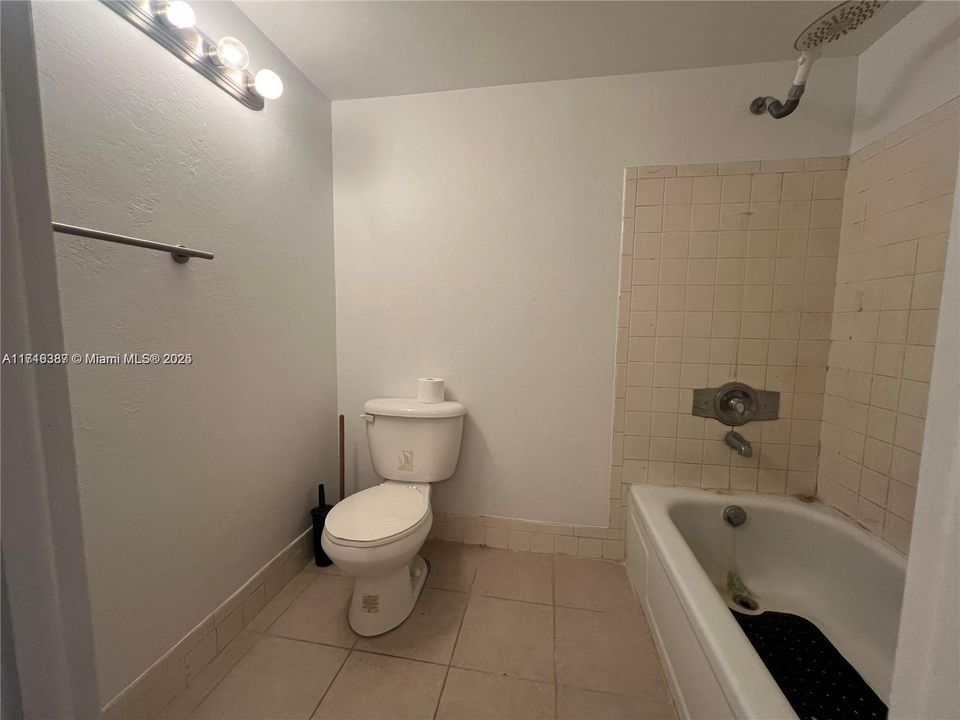 For Rent: $1,900 (2 beds, 2 baths, 1075 Square Feet)