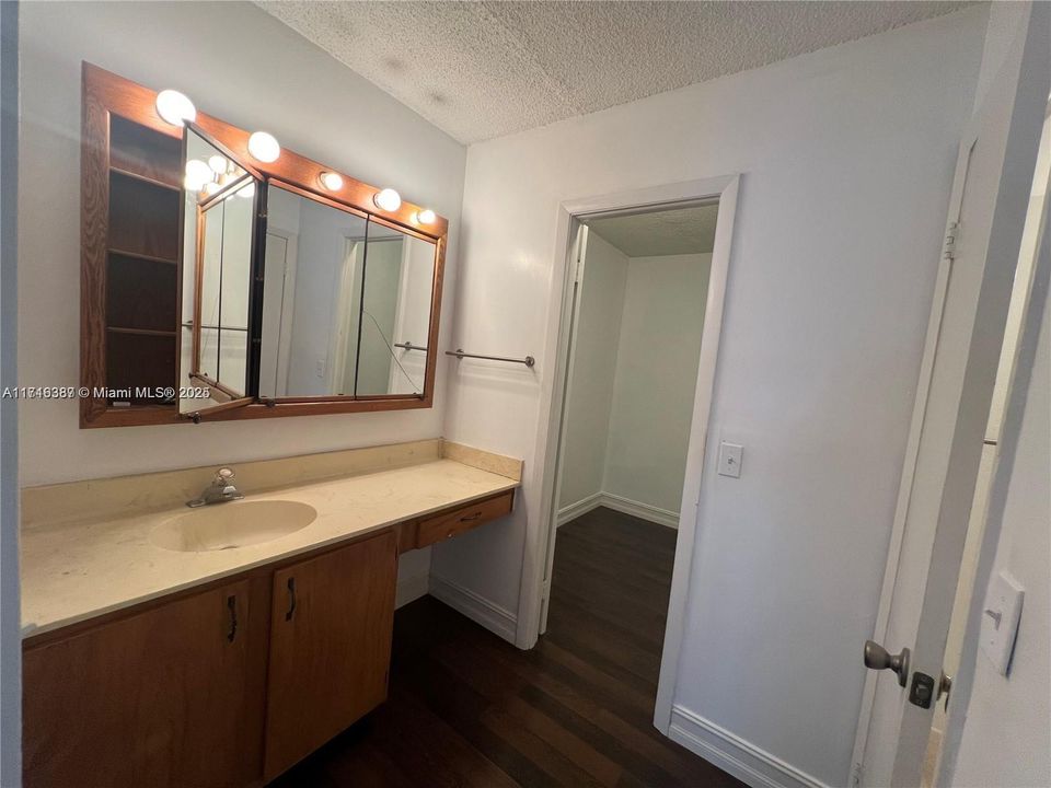 For Rent: $1,900 (2 beds, 2 baths, 1075 Square Feet)