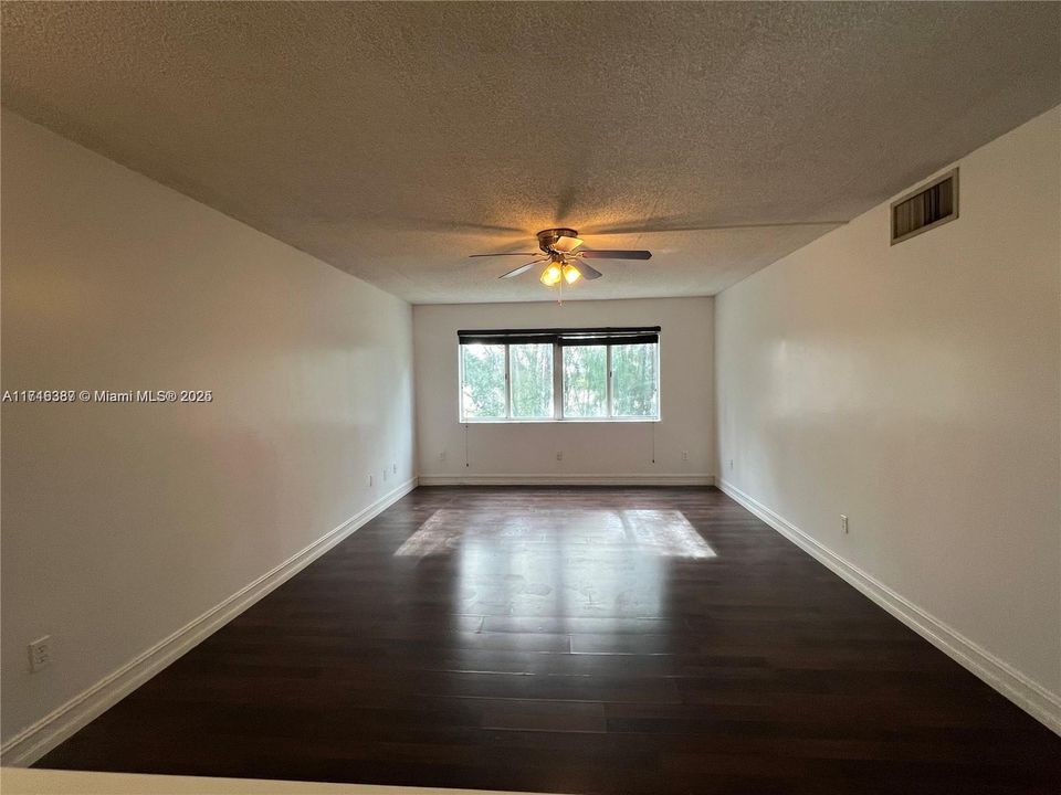 For Rent: $1,900 (2 beds, 2 baths, 1075 Square Feet)