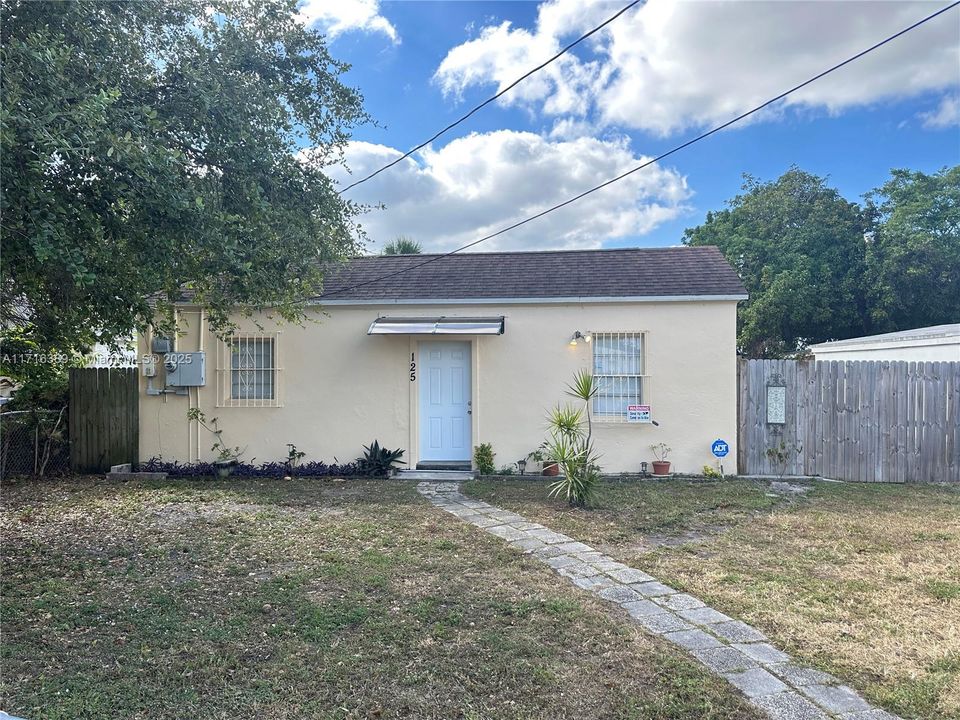 For Rent: $2,900 (3 beds, 2 baths, 899 Square Feet)