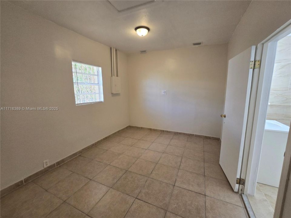 For Rent: $2,900 (3 beds, 2 baths, 899 Square Feet)