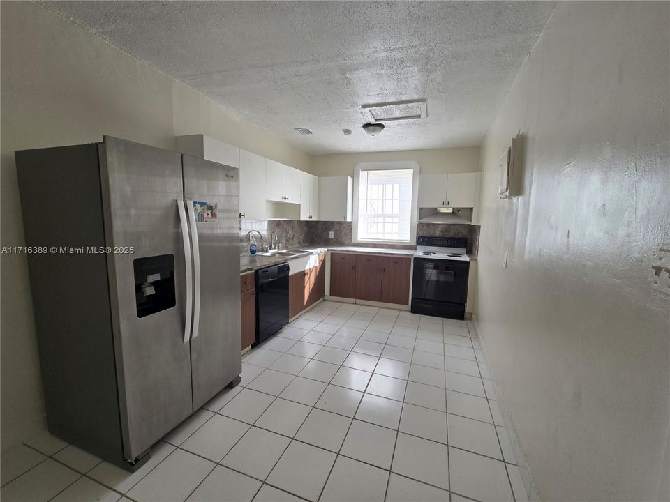 For Rent: $2,900 (3 beds, 2 baths, 899 Square Feet)