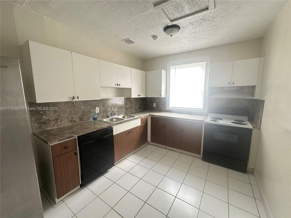 For Rent: $2,900 (3 beds, 2 baths, 899 Square Feet)