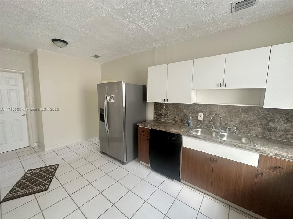 For Rent: $2,900 (3 beds, 2 baths, 899 Square Feet)