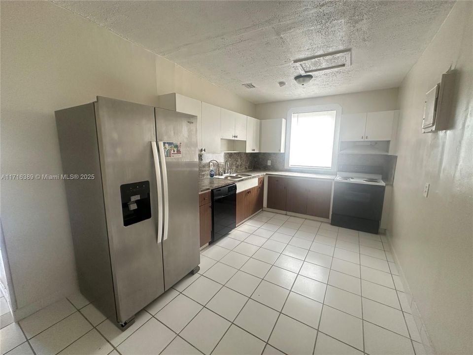 For Rent: $2,900 (3 beds, 2 baths, 899 Square Feet)