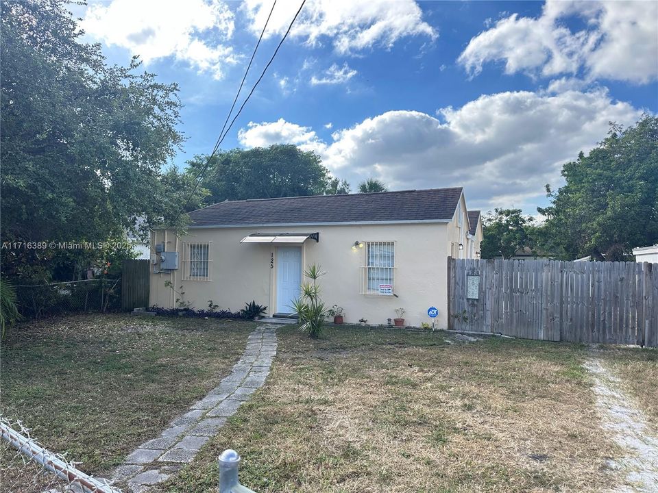 For Rent: $2,900 (3 beds, 2 baths, 899 Square Feet)