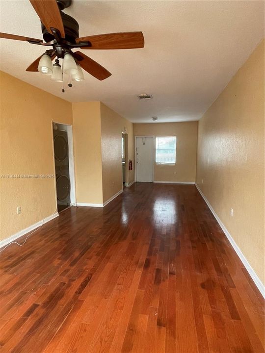 For Rent: $2,200 (2 beds, 1 baths, 930 Square Feet)