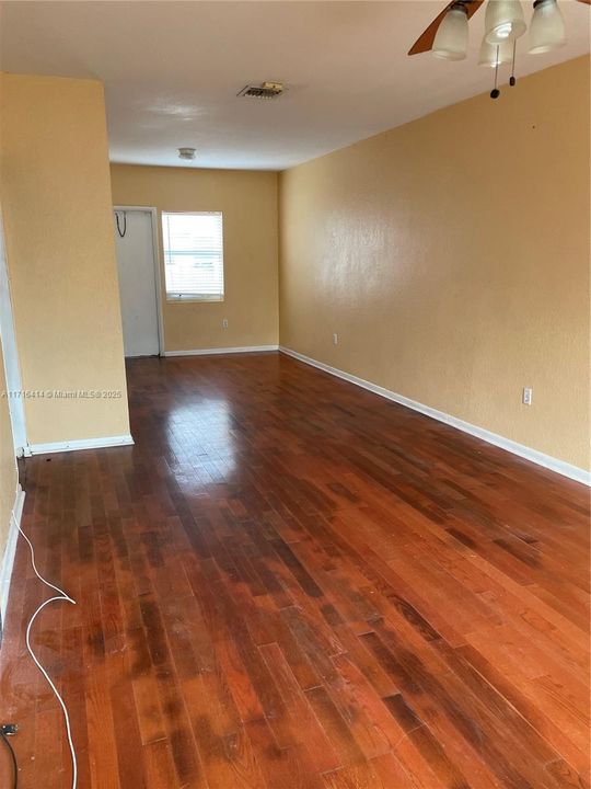 For Rent: $2,200 (2 beds, 1 baths, 930 Square Feet)