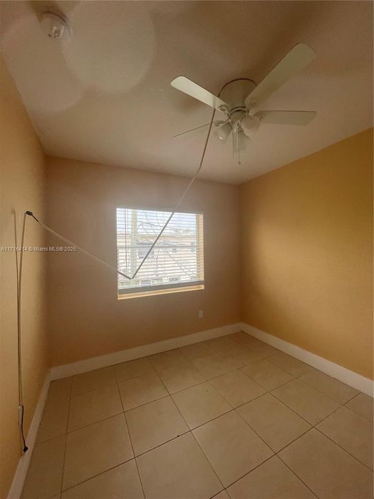 For Rent: $2,200 (2 beds, 1 baths, 930 Square Feet)