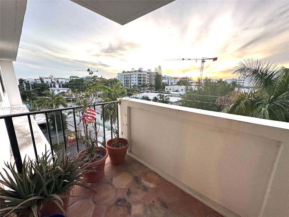 For Sale: $550,000 (2 beds, 2 baths, 1300 Square Feet)