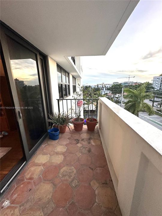 For Sale: $467,000 (2 beds, 2 baths, 1300 Square Feet)