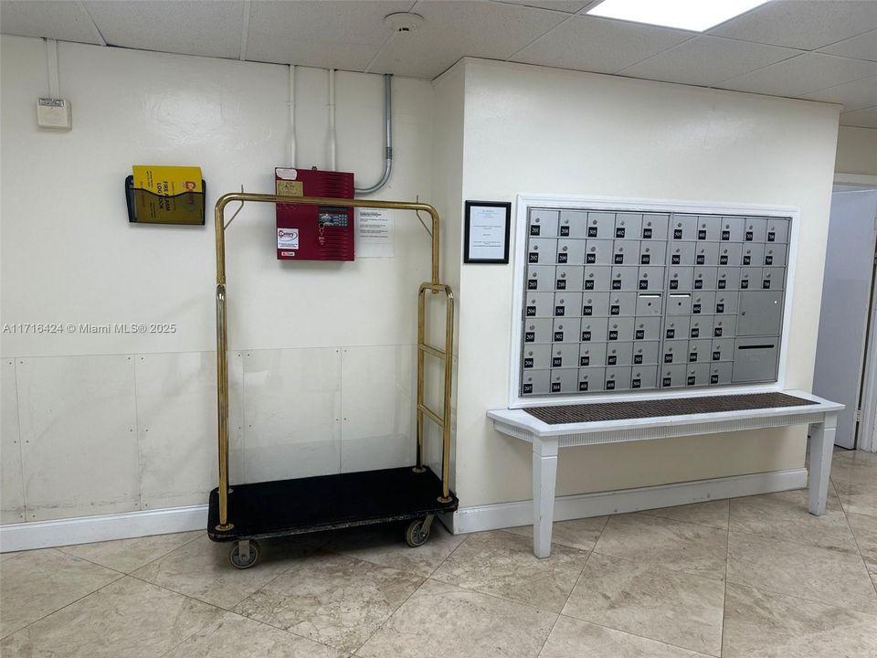 For Sale: $467,000 (2 beds, 2 baths, 1300 Square Feet)