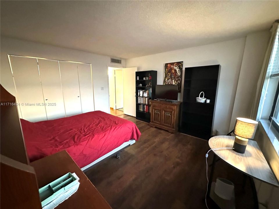 For Sale: $550,000 (2 beds, 2 baths, 1300 Square Feet)