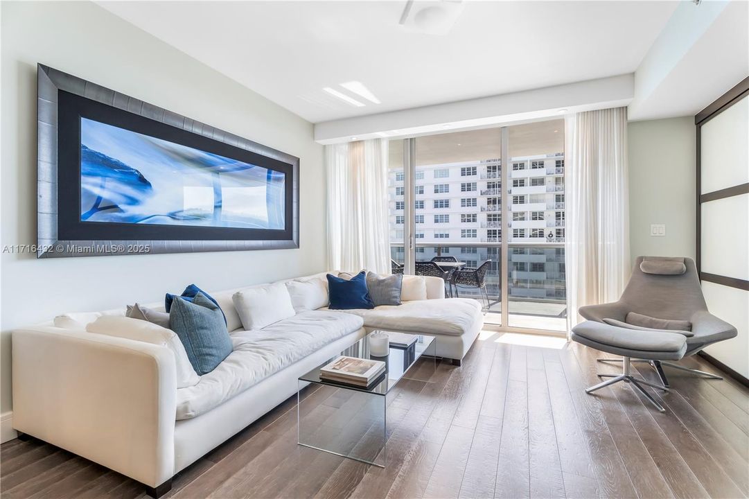 For Sale: $935,000 (1 beds, 1 baths, 778 Square Feet)