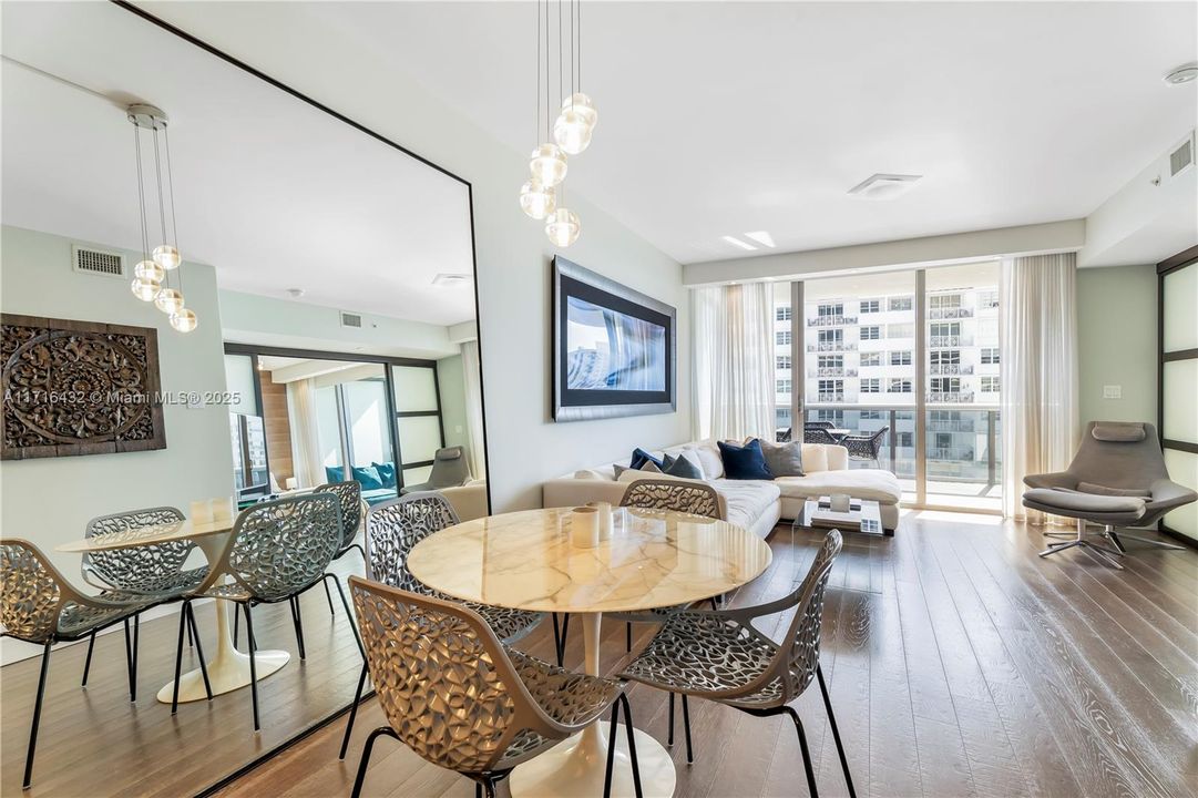 For Sale: $935,000 (1 beds, 1 baths, 778 Square Feet)