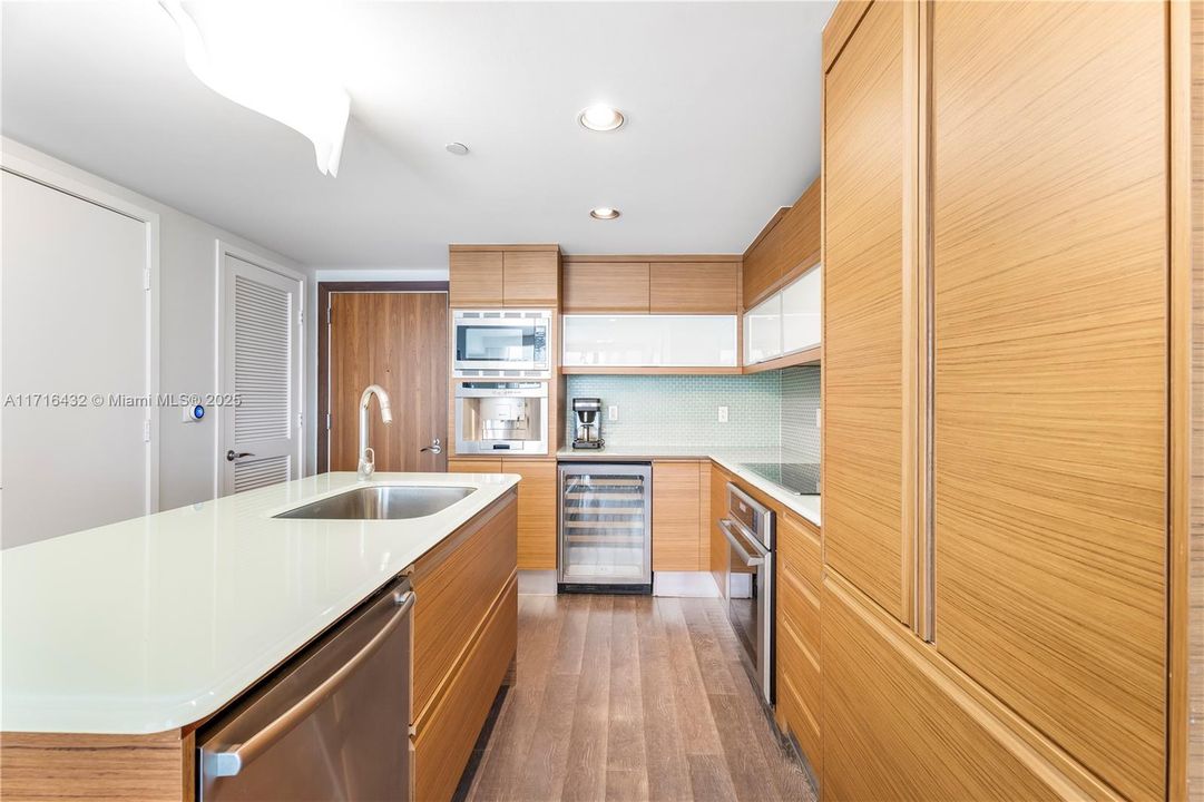 For Sale: $935,000 (1 beds, 1 baths, 778 Square Feet)