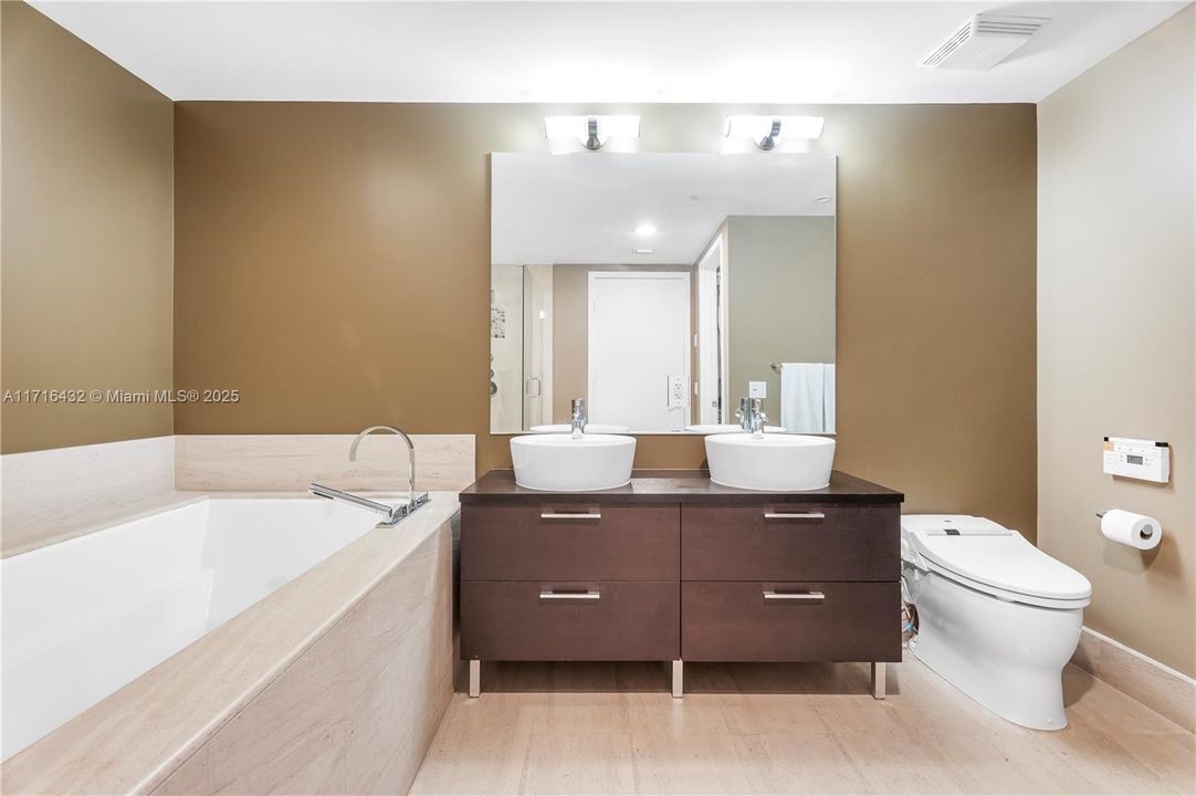 For Sale: $935,000 (1 beds, 1 baths, 778 Square Feet)