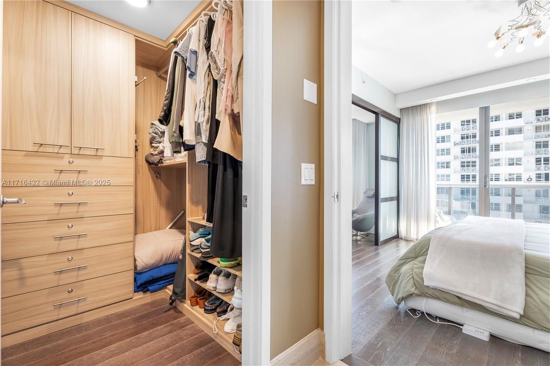 For Sale: $935,000 (1 beds, 1 baths, 778 Square Feet)