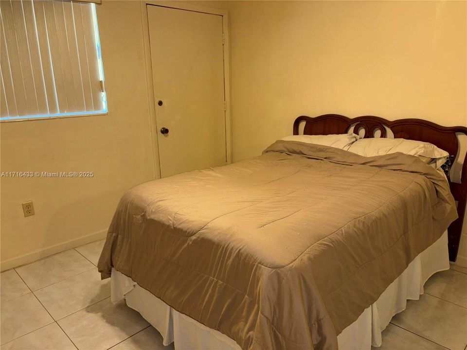 For Sale: $250,000 (2 beds, 1 baths, 732 Square Feet)