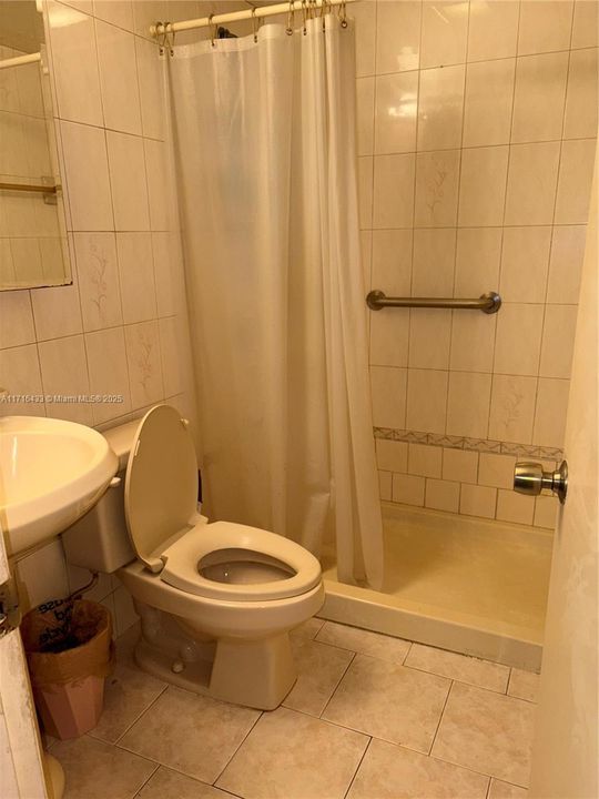 For Sale: $250,000 (2 beds, 1 baths, 732 Square Feet)