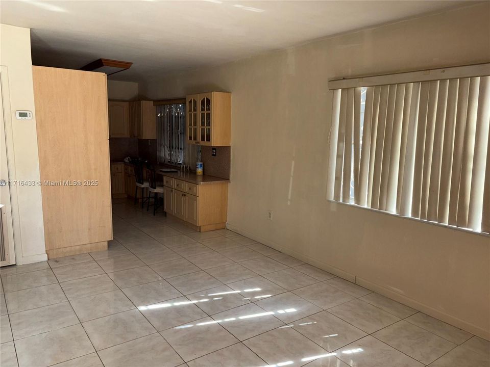 For Sale: $250,000 (2 beds, 1 baths, 732 Square Feet)