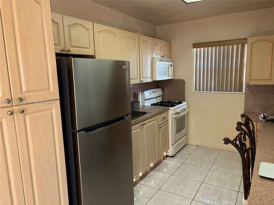 For Sale: $250,000 (2 beds, 1 baths, 732 Square Feet)