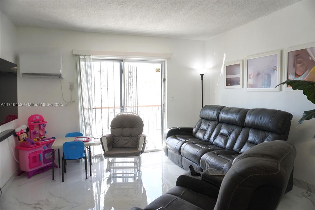 For Sale: $269,000 (2 beds, 1 baths, 648 Square Feet)