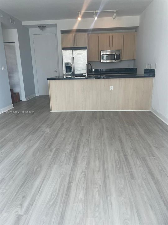 For Rent: $3,000 (1 beds, 1 baths, 694 Square Feet)