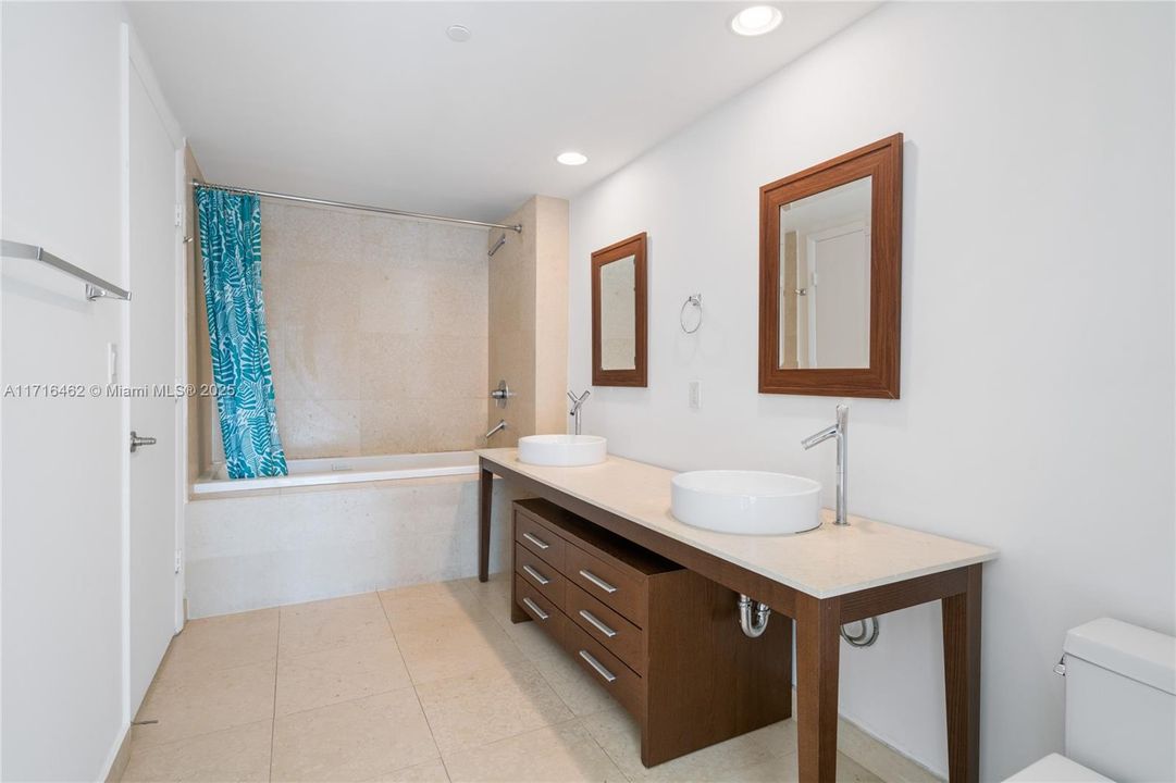 For Sale: $639,000 (1 beds, 1 baths, 1035 Square Feet)