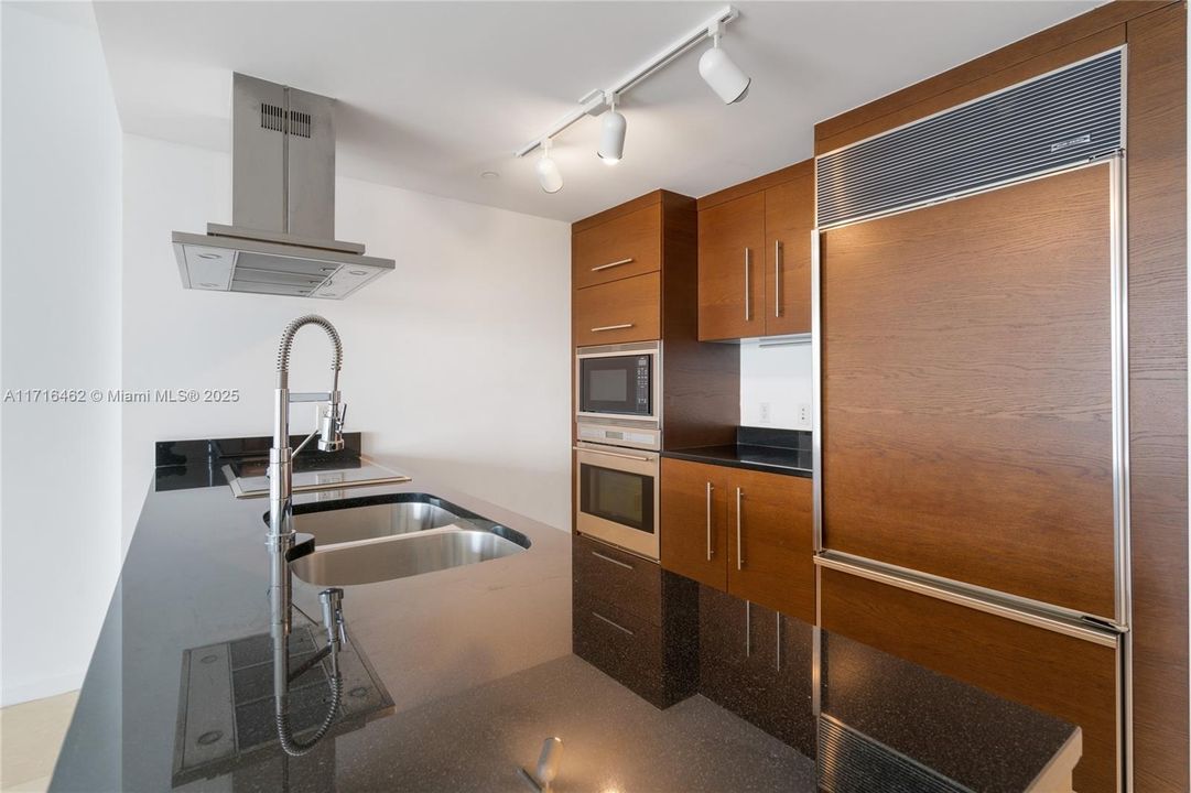 For Sale: $639,000 (1 beds, 1 baths, 1035 Square Feet)