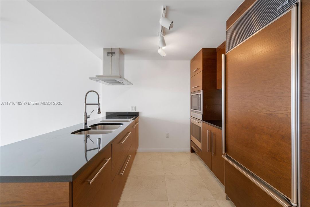 For Sale: $639,000 (1 beds, 1 baths, 1035 Square Feet)