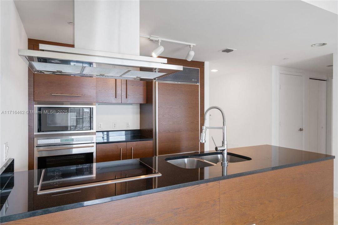 For Sale: $639,000 (1 beds, 1 baths, 1035 Square Feet)