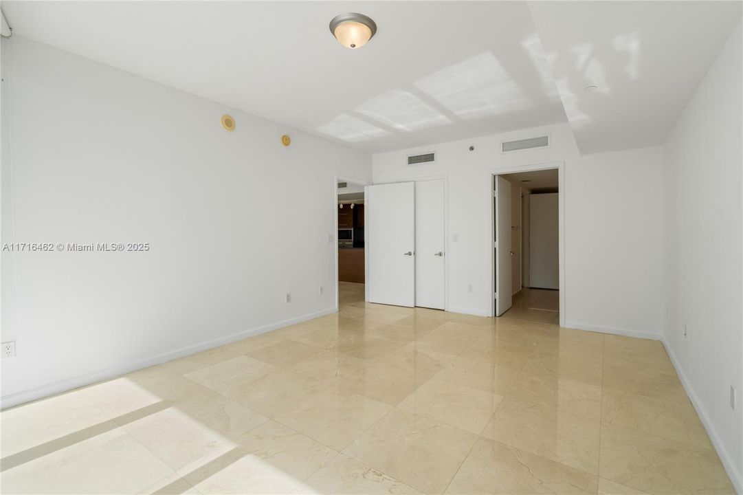 For Sale: $639,000 (1 beds, 1 baths, 1035 Square Feet)