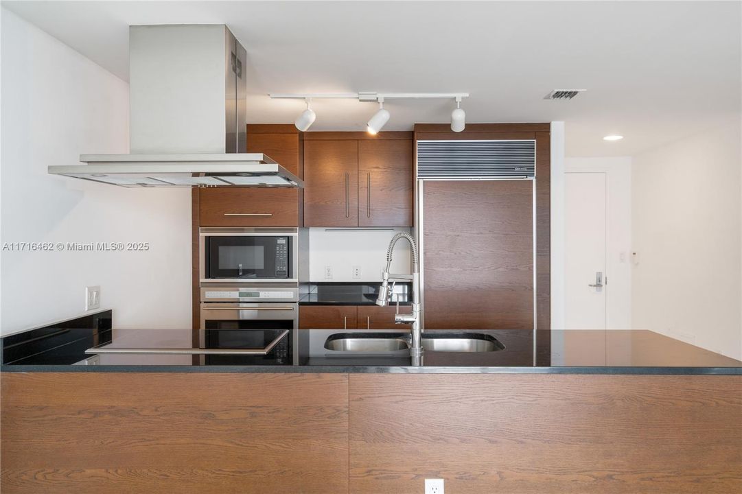 For Sale: $639,000 (1 beds, 1 baths, 1035 Square Feet)