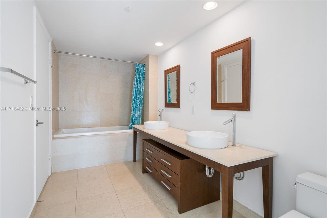 For Sale: $639,000 (1 beds, 1 baths, 1035 Square Feet)