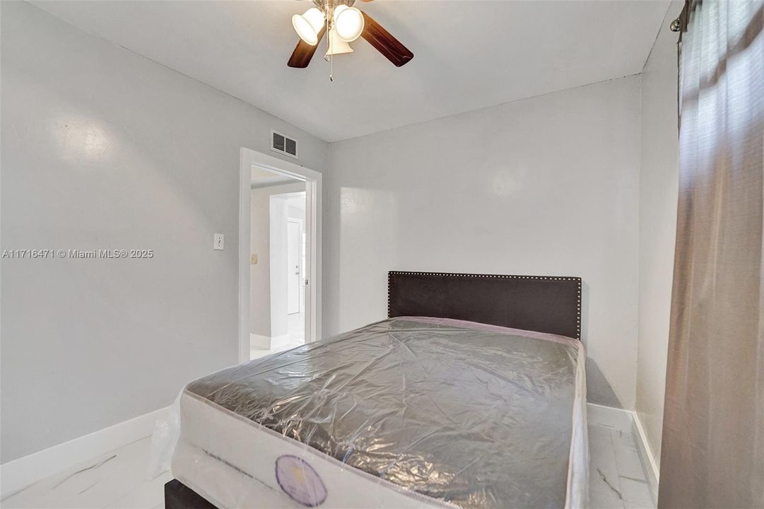 For Rent: $1,650 (1 beds, 1 baths, 1706 Square Feet)