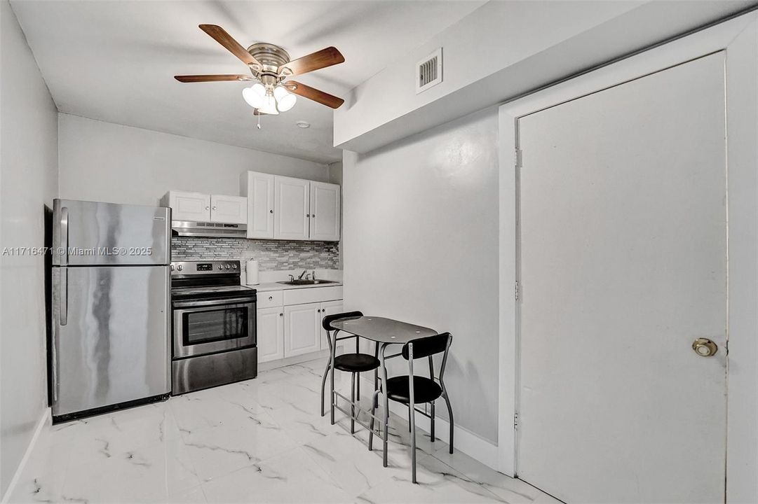 For Rent: $1,650 (1 beds, 1 baths, 1706 Square Feet)