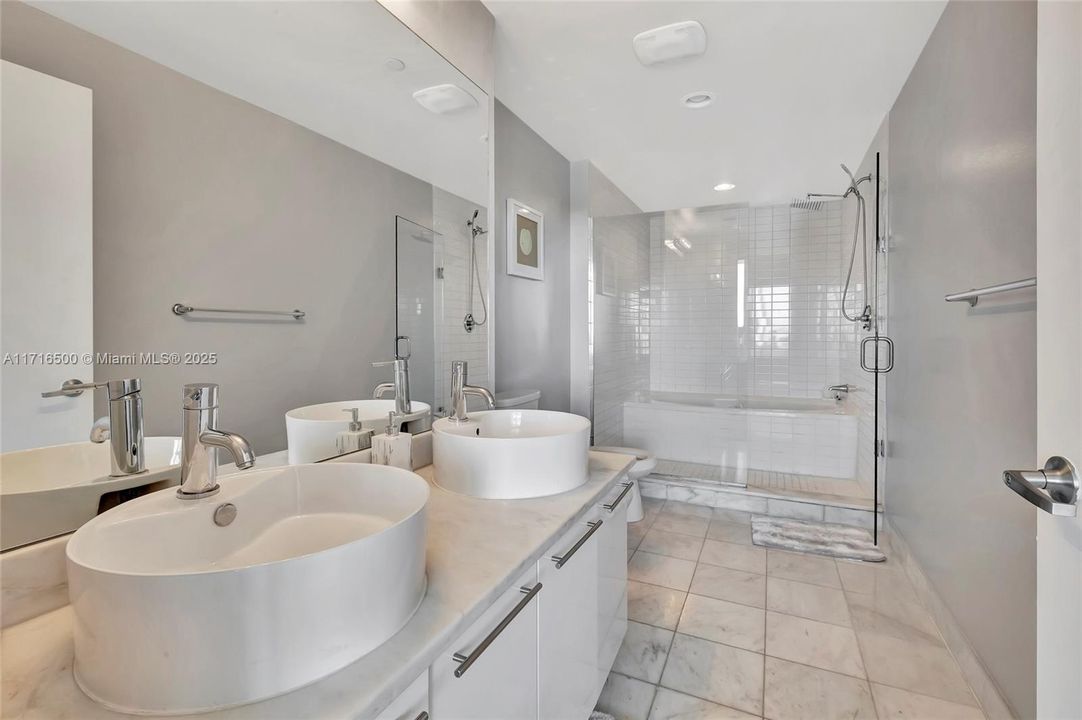 For Sale: $625,000 (1 beds, 1 baths, 845 Square Feet)