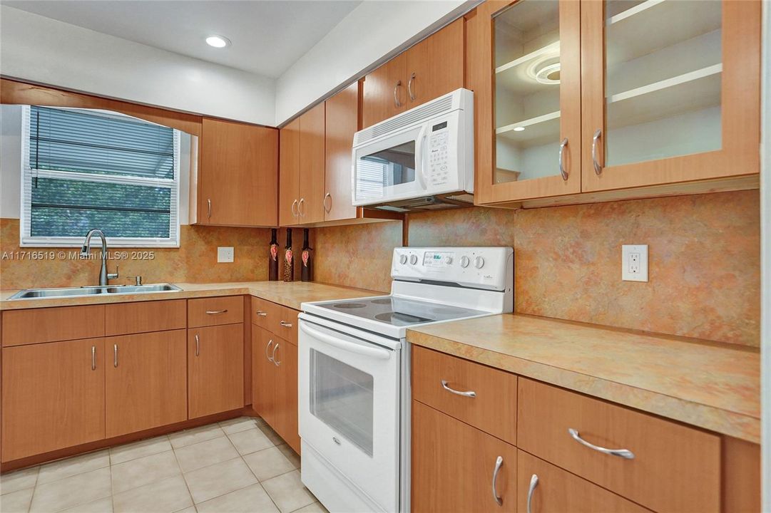 For Sale: $179,900 (2 beds, 2 baths, 970 Square Feet)