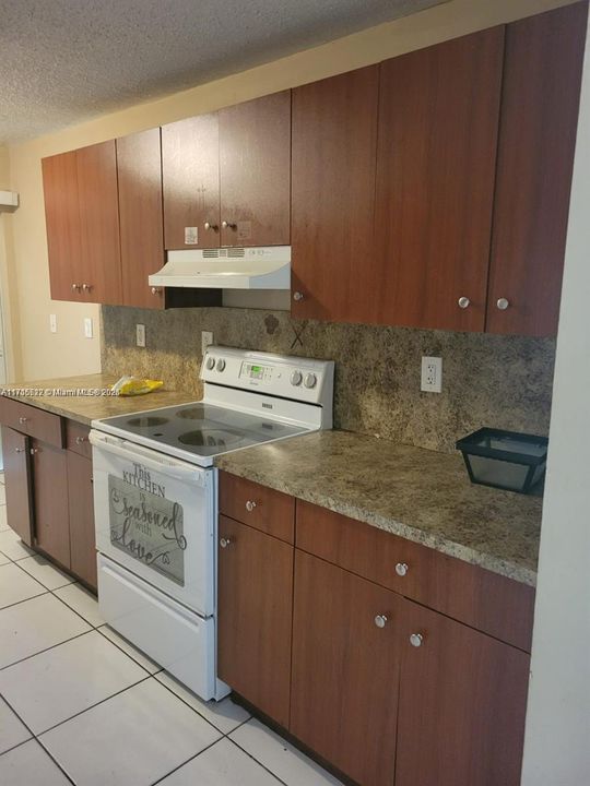 For Rent: $2,800 (3 beds, 2 baths, 1140 Square Feet)