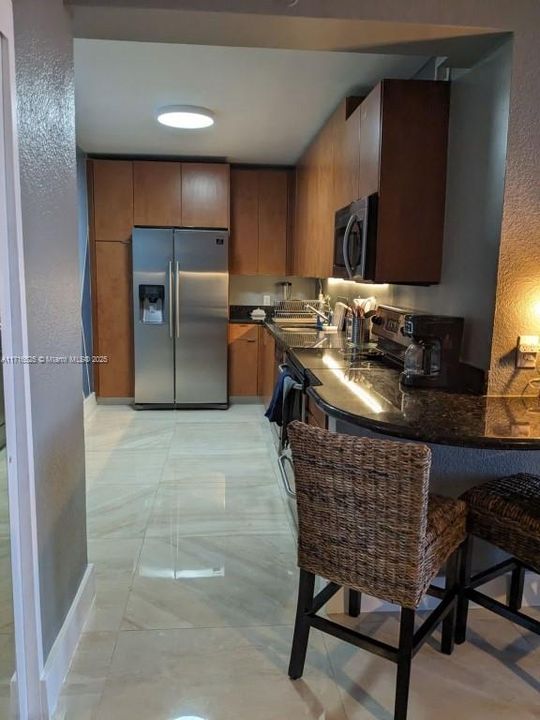 For Rent: $2,400 (1 beds, 1 baths, 905 Square Feet)