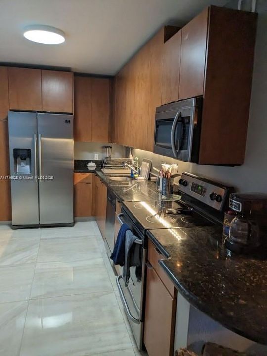 For Rent: $2,400 (1 beds, 1 baths, 905 Square Feet)