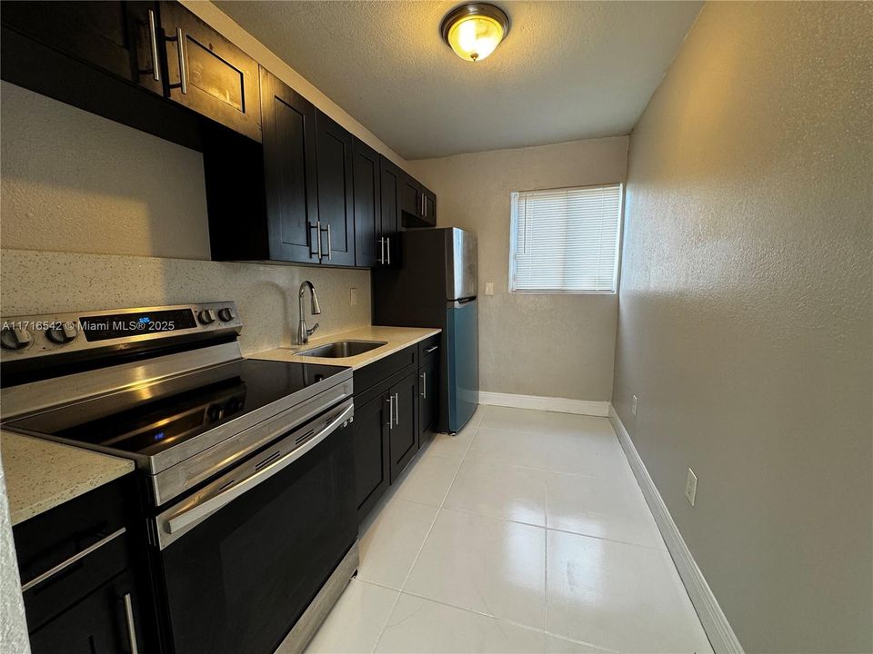 For Rent: $1,950 (2 beds, 1 baths, 920 Square Feet)