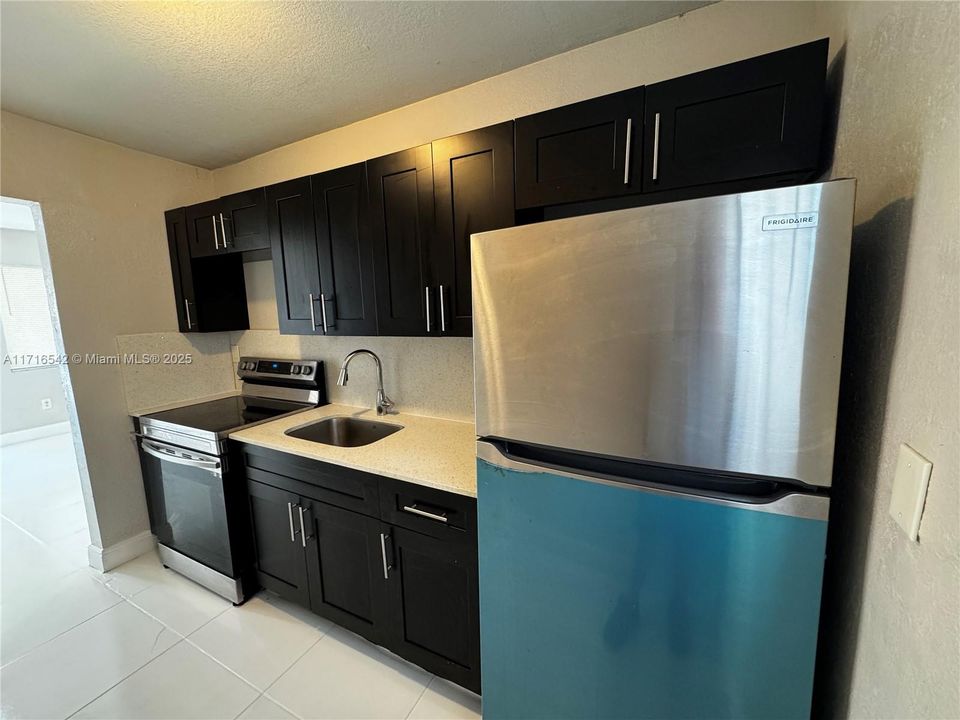 For Rent: $1,950 (2 beds, 1 baths, 920 Square Feet)