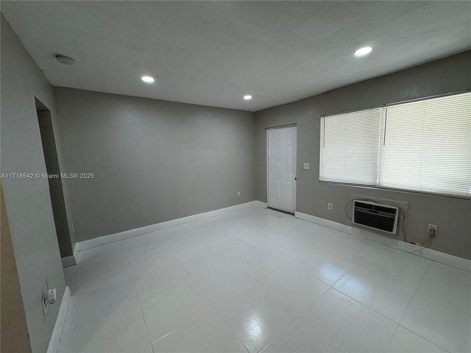 For Rent: $1,950 (2 beds, 1 baths, 920 Square Feet)